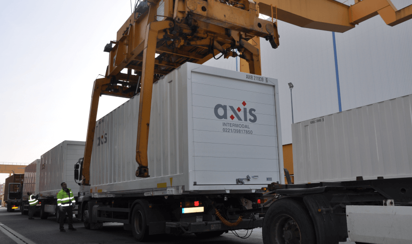 Wechselbrücken-Verladung im KV-Terminal mit Reach-Stacker — Standardszene des europäischen Kombinierten Verkehrs.